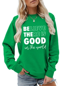 Primo piano della felpa verde smeraldo con stampa bianca Believe There Is Good