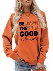 Dettaglio felpa arancione vivace con scritta stampata Believe There Is Good