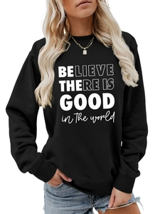 Dettaglio di una felpa in cotone con slogan motivazionale stampato in serigrafia