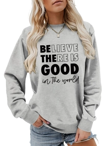 Dettaglio felpa grigia girocollo con stampa 'Believe there is good in the world' sul petto