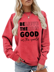 Dettaglio felpa girocollo rosso ruggine con stampa grafica nera Believe There Is Good