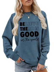 Dettaglio felpa blu a girocollo con stampa Believe There Is Good e polsini a costine