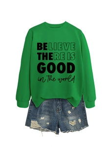 Felpa verde a maniche lunghe con scritta motivazionale e pantaloncini in denim