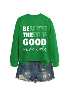 Felpa verde con scritta e pantaloncini in denim strappati per un look casual quotidiano