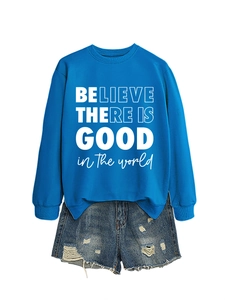 Felpa blu con slogan Believe There Is Good e set di pantaloncini di jeans strappati