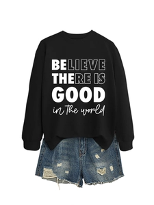 Dettaglio della felpa con scritta e shorts in denim effetto consumato per un look casual