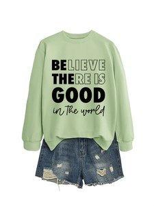 Dettaglio della stampa BELIEVE THERE IS GOOD su felpa casual verde chiaro morbida
