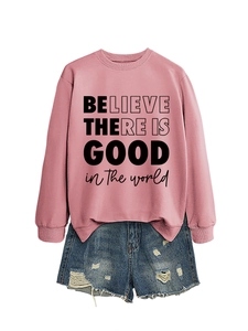 Dettaglio della felpa rosa con scritta stampata e degli shorts in denim strappati