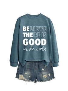 Dettaglio felpa blu scuro con stampa grafica e set di pantaloncini di jeans denim