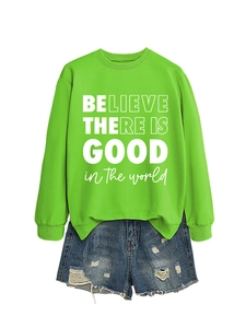 Dettaglio della stampa BELIEVE THERE IS GOOD su una felpa verde neon vibrante