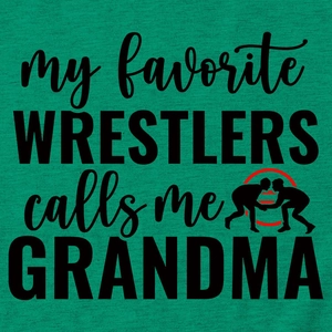 Gros plan d'un t-shirt en coton vert avec imprimé My Favorite Wrestlers Calls Me Grandma
