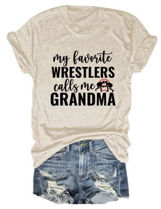Détail du slogan My Favorite Wrestlers Calls Me Grandma sur le t-shirt en coton