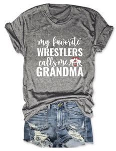 Gros plan du T-shirt gris chiné avec le slogan My Favorite Wrestlers et impression