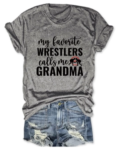 Détail à plat du t-shirt gris chiné avec motif de lutte et short en jean bleu