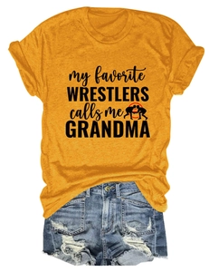 T-shirt jaune moutarde à plat avec imprimé 'my favorite WRESTLERS calls me GRANDMA'