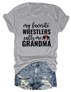 Détail du t-shirt gris imprimé grandma wrestler et du short en jean déchiré