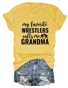 T-shirt jaune My Favorite Wrestlers à plat assorti avec un short en jean déchiré