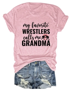 Détail d'un t-shirt rose My Favorite Wrestlers et d'un short en jean avec détails usés