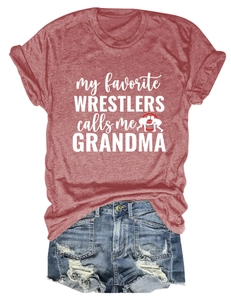 T-shirt rouge chiné avec texte de grand-mère lutteuse et short en jean bleu délavé