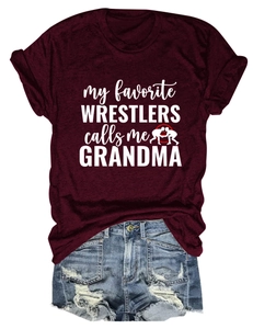 Détail du t-shirt bordeaux avec texte blanc et short en jean vieilli à franges