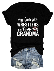 Mise à plat d'un t-shirt noir de lutte pour grand-mère avec un short en jean bleu usé