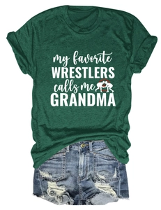 T-shirt vert grand-mère catcheur et short en jean vieilli sur fond blanc épuré