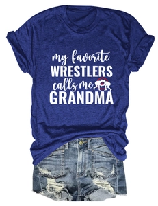 T-shirt bleu marine My Favorite Wrestlers et short en jean déchiré disposé à plat