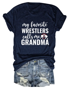 Détail du t-shirt bleu marine avec imprimé My Favorite Wrestlers et short en jean