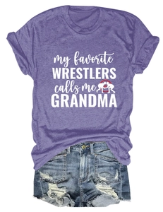 T-shirt violet à manches courtes avec texte de lutte et short en jean à plat