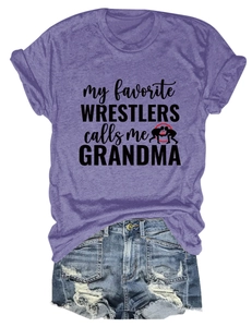 Détail du t-shirt violet avec graphique My Favorite Wrestlers et short en jean