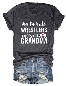 Détail du t-shirt gris imprimé My Favorite Wrestler et du short en jean bleu délavé