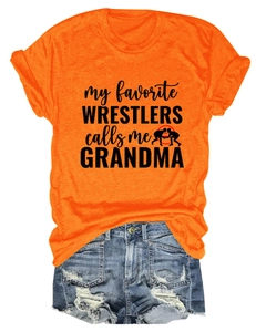 Détail du tissu du t-shirt orange et de l'imprimé My favorite wrestlers call me grandma