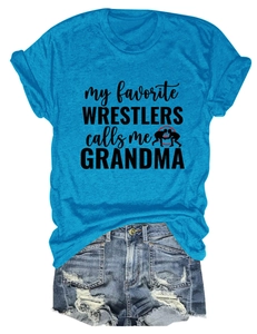 Détail du t-shirt sarcelle avec imprimé grand-mère lutteurs et short en jean déchiré