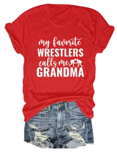 T-shirt rouge en coton avec imprimé de lutte et short en jean effiloché à plat