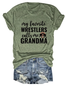 Détail du t-shirt vert avec texte My Favorite Wrestlers et short en jean déchiré