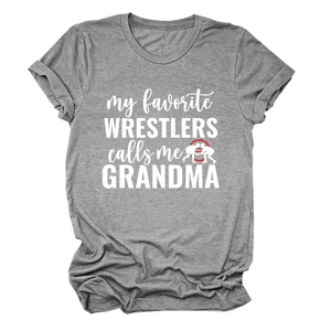 Détail d'un t-shirt gris chiné avec texte 'my favorite wrestlers call me grandma' imprimé