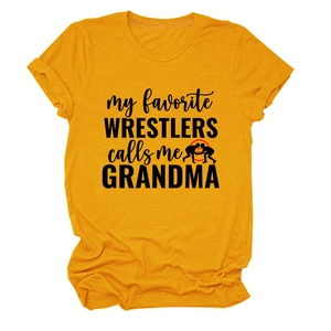Détail d'un t-shirt en coton avec texte graphique noir et silhouettes de lutteurs sur jaune