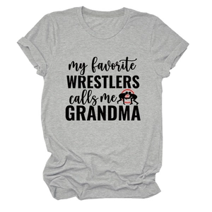 Gros plan sur t-shirt gris avec inscription My Favorite Wrestlers Calls Me Grandma