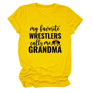 Détail de l'imprimé My Favorite Wrestlers Call Me Grandma sur un t-shirt jaune à col rond