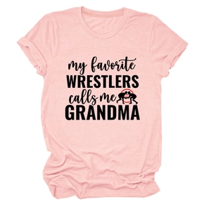 Détail du t-shirt rose avec imprimé My Favorite Wrestlers Call Me Grandma