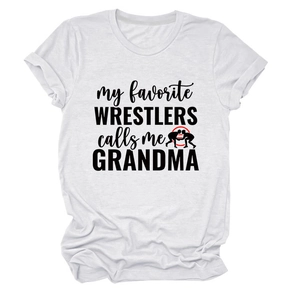 Détail du t-shirt blanc en coton avec l'imprimé My Favorite Wrestlers Call Me Grandma