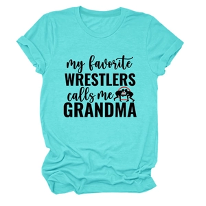 Détail du t-shirt bleu clair avec imprimé My favorite wrestlers call me Grandma