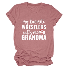 Gros plan sur l'imprimé 'my favorite wrestlers call me grandma' sur t-shirt mauve