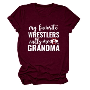 Détail du t-shirt bordeaux avec imprimé blanc grandma et revers aux manches