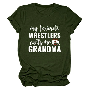 Détail du t-shirt vert foncé avec motif Wrestlers Grandma blanc et texture en maille