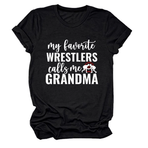 Détail du slogan My Favorite Wrestlers Calls Me Grandma sur t-shirt noir en coton