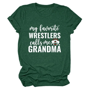 Gros plan de l'imprimé My Favorite Wrestlers Grandma sur un t-shirt vert foncé