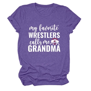 Détail de l'imprimé My Favorite Wrestlers Calls Me Grandma sur un t-shirt violet col rond