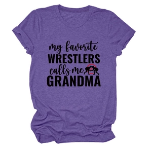 Détail du t-shirt violet chiné avec l'imprimé My favorite WRESTLERS calls me GRANDMA