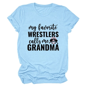 Détail de l'imprimé 'My favorite wrestlers call me grandma' sur un t-shirt bleu clair